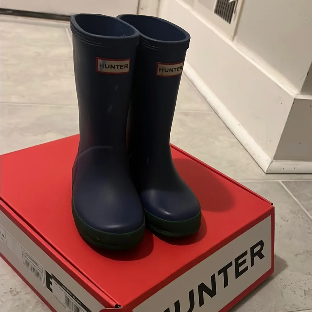 Hunter Navy Rain Boots - Picture 2 of 5